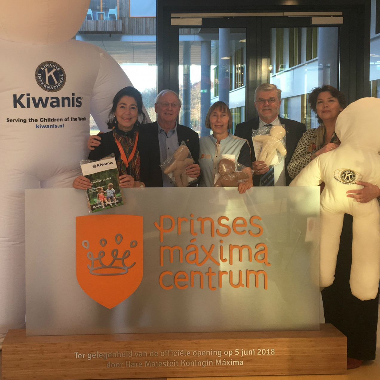 Kiwanis Nederland schenkt poppen aan het Prinses Máxima Centrum